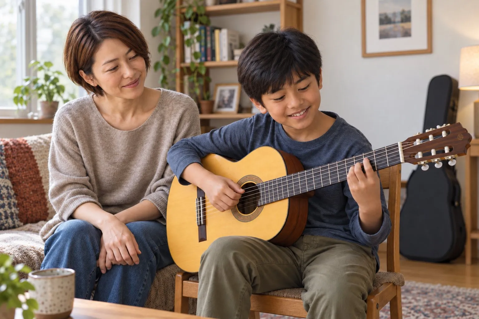 소파에서 기타를 치는 아들을 지켜보는 엄마
